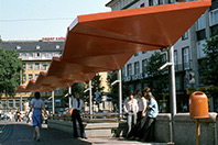 tl_files/Lindingerdesign/02_produkt-urbandesign/warteinfosysteme/vorschaubilder/Vorschaubild_WartehalleRot.jpg